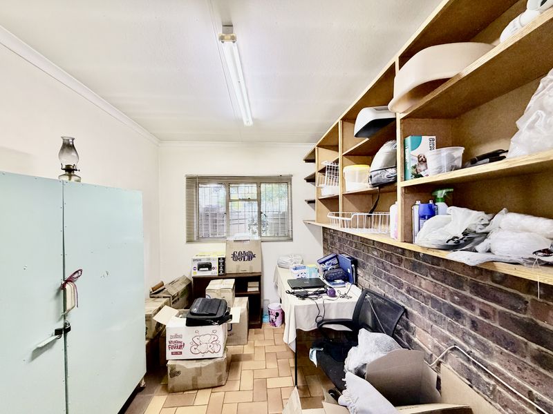 Spacious family home with a large yard and garden. - Photo 6
