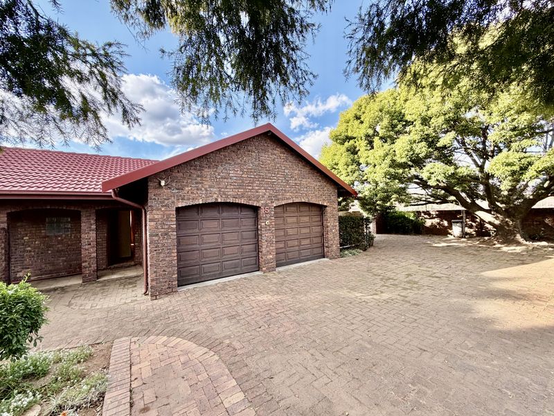 Spacious family home with a large yard and garden. - Photo 1