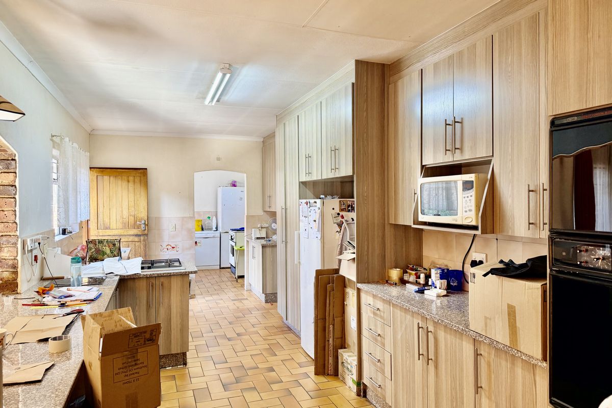 Spacious family home with a large yard and garden. - Photo 3