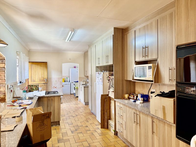 Spacious family home with a large yard and garden. - Photo 3