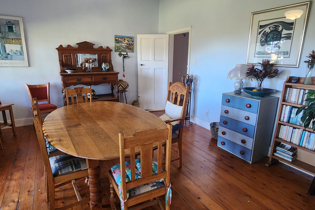 Character Farmhouse with Beautiful Established Garden and Spectacular Mountain Views - Photo 4