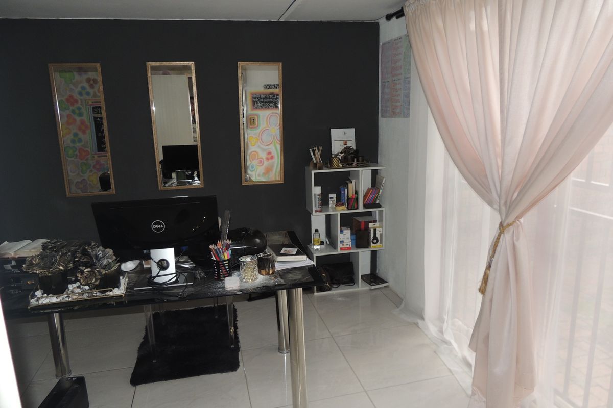 Where Comfort, Security & Family Living Come Together - Photo 5
