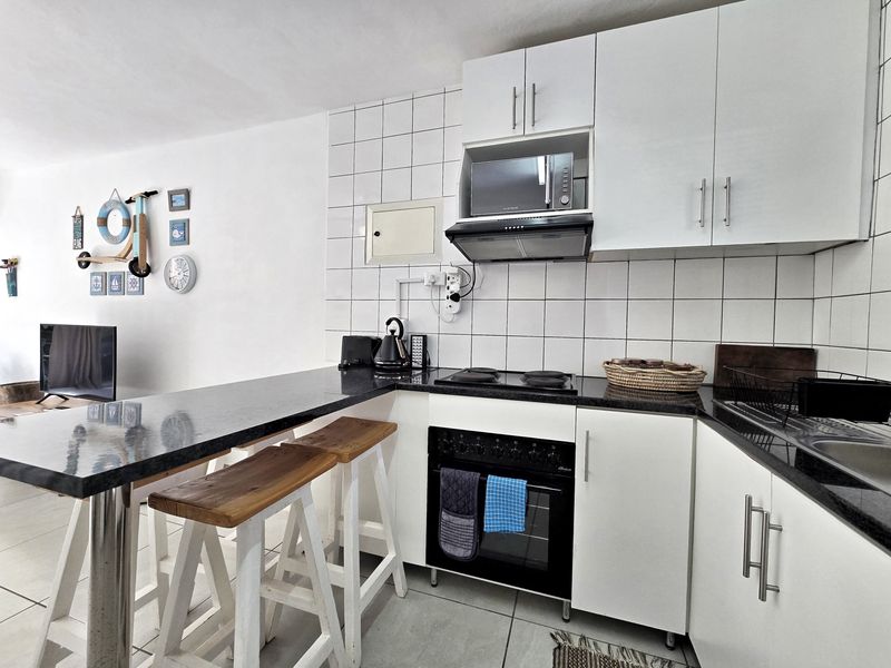 Clean, Secure and Sold Inclusive of Furniture! - Photo 4