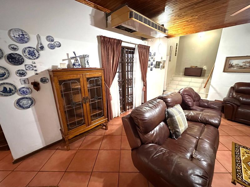 Warm and Inviting Family Home - Photo 7
