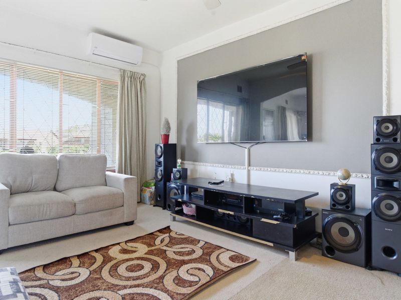 Secure complex and sea view - Photo 8