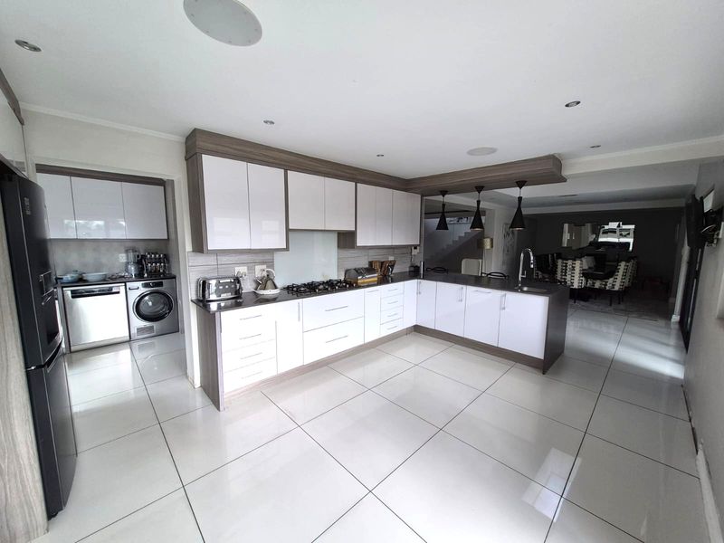 Sophisticated Estate Living! - Photo 6