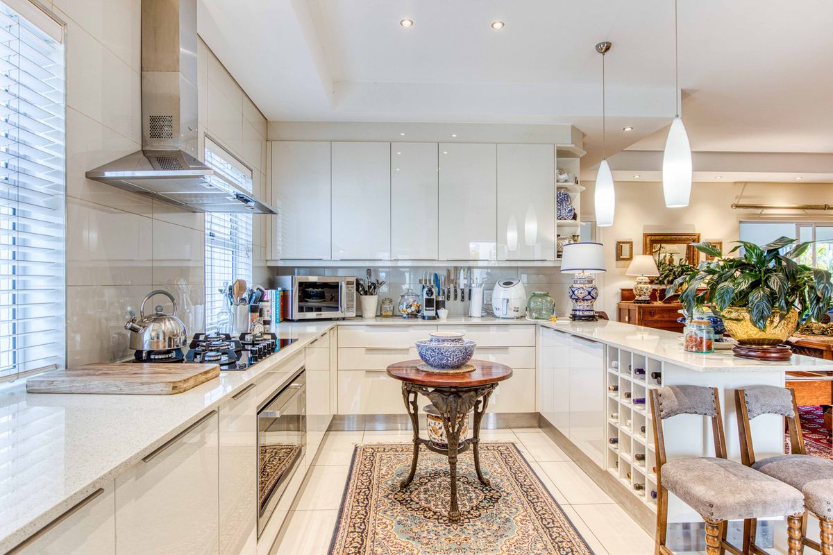 Magnificent Gardens, Table Mountain Sunsets and Timeless Elegance - Photo 2