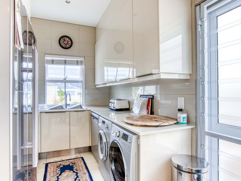 Magnificent Gardens, Table Mountain Sunsets and Timeless Elegance - Photo 10