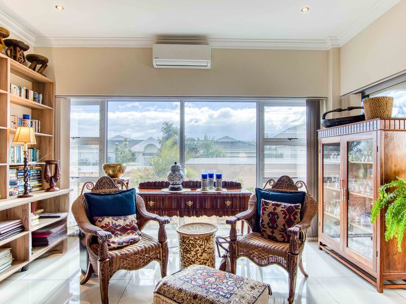 Magnificent Gardens, Table Mountain Sunsets and Timeless Elegance - Photo 1