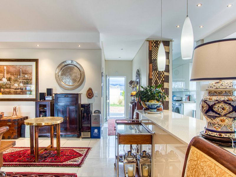Magnificent Gardens, Table Mountain Sunsets and Timeless Elegance - Photo 4