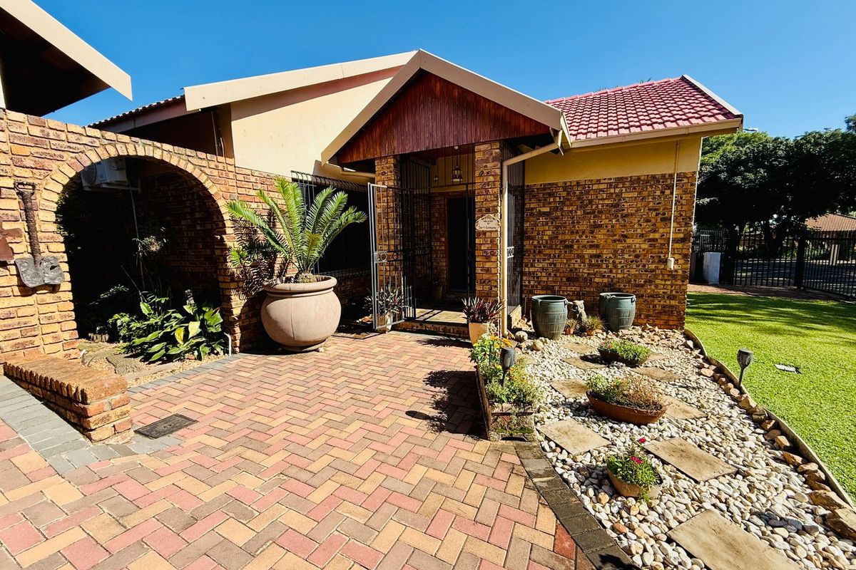 Well-Maintained Family Home with Excellent Extras - Photo 2