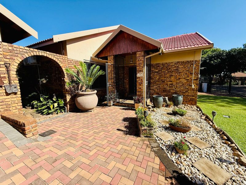 Well-Maintained Family Home with Excellent Extras - Photo 2