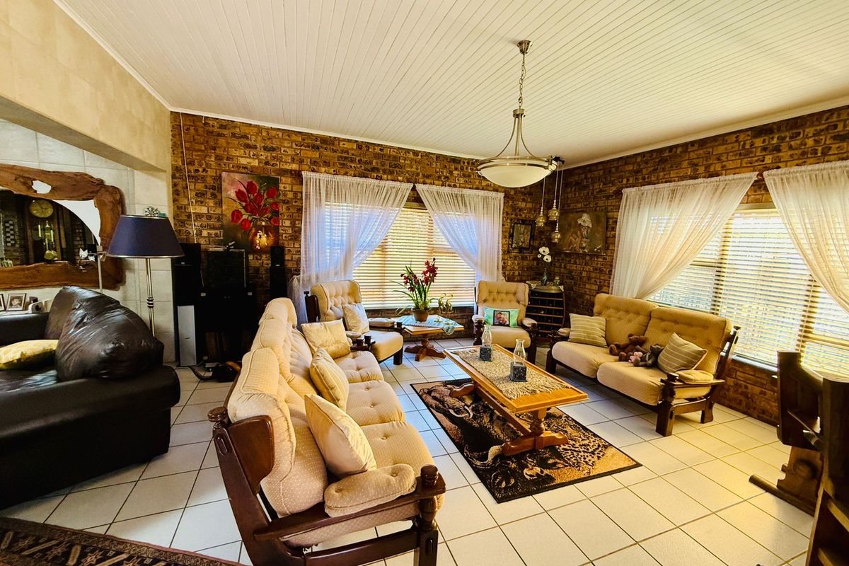 Well-Maintained Family Home with Excellent Extras - Photo 5