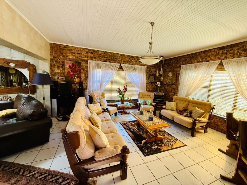 Well-Maintained Family Home with Excellent Extras - Photo 5