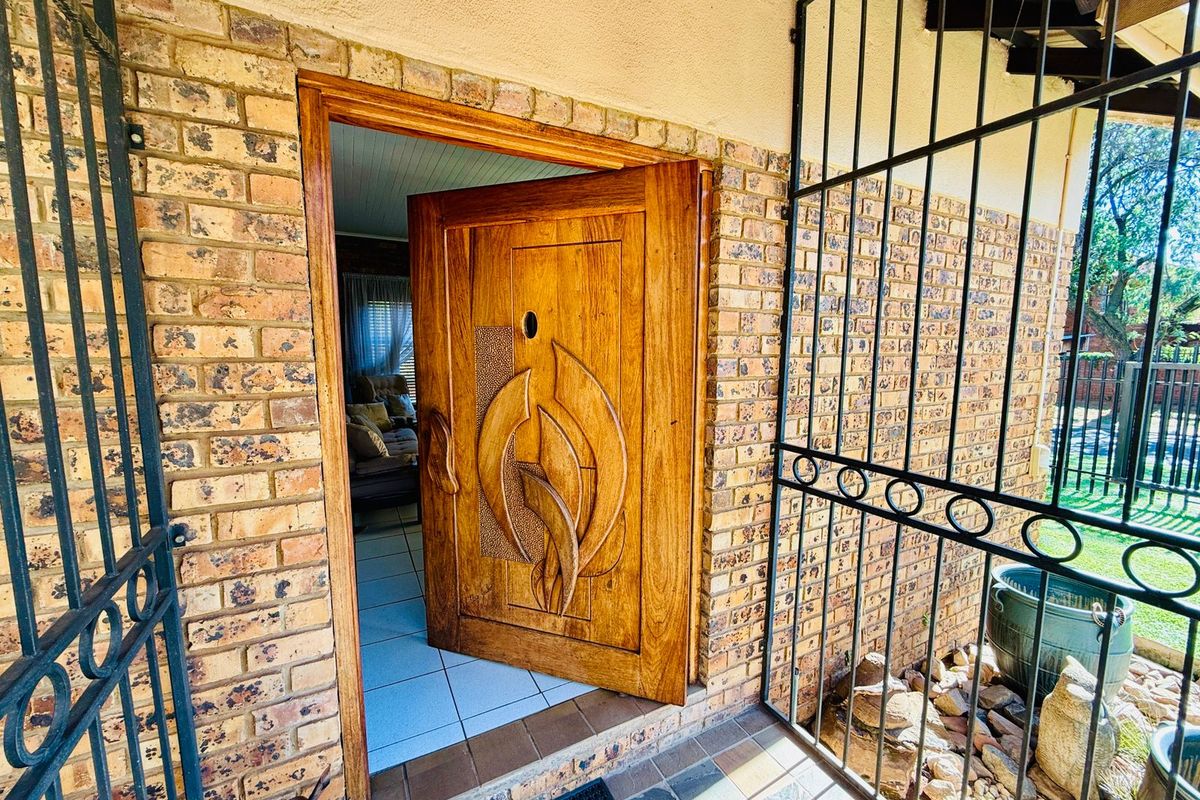 Well-Maintained Family Home with Excellent Extras - Photo 4