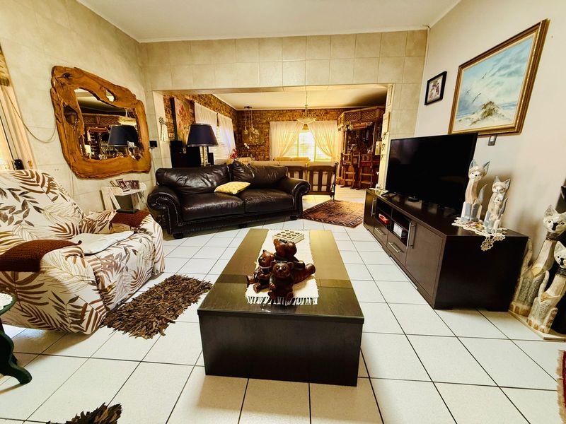 Well-Maintained Family Home with Excellent Extras - Photo 10