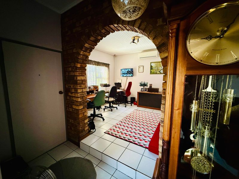 Well-Maintained Family Home with Excellent Extras - Photo 9