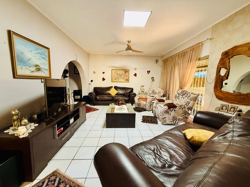 Well-Maintained Family Home with Excellent Extras - Photo 8