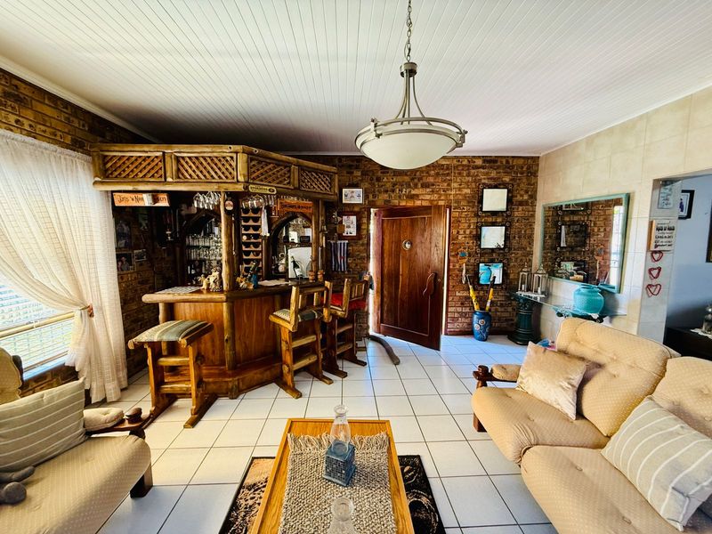 Well-Maintained Family Home with Excellent Extras - Photo 7