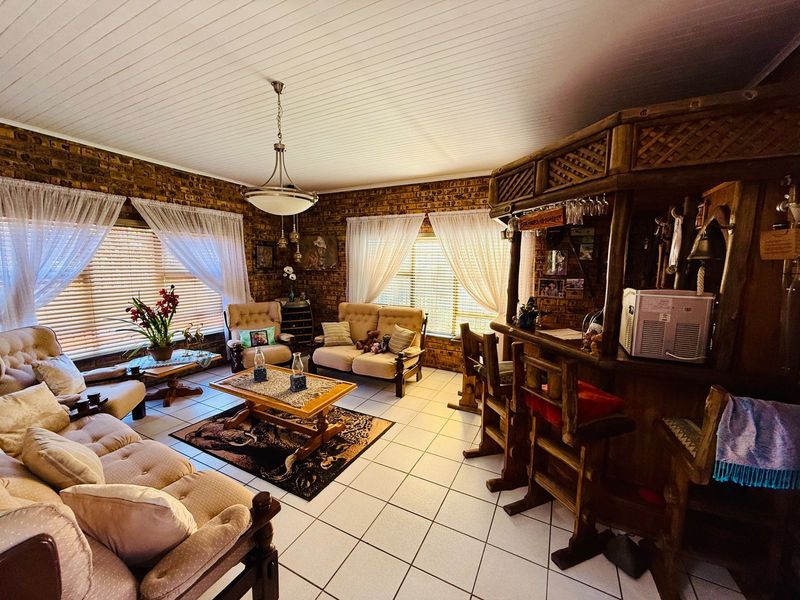 Well-Maintained Family Home with Excellent Extras - Photo 6