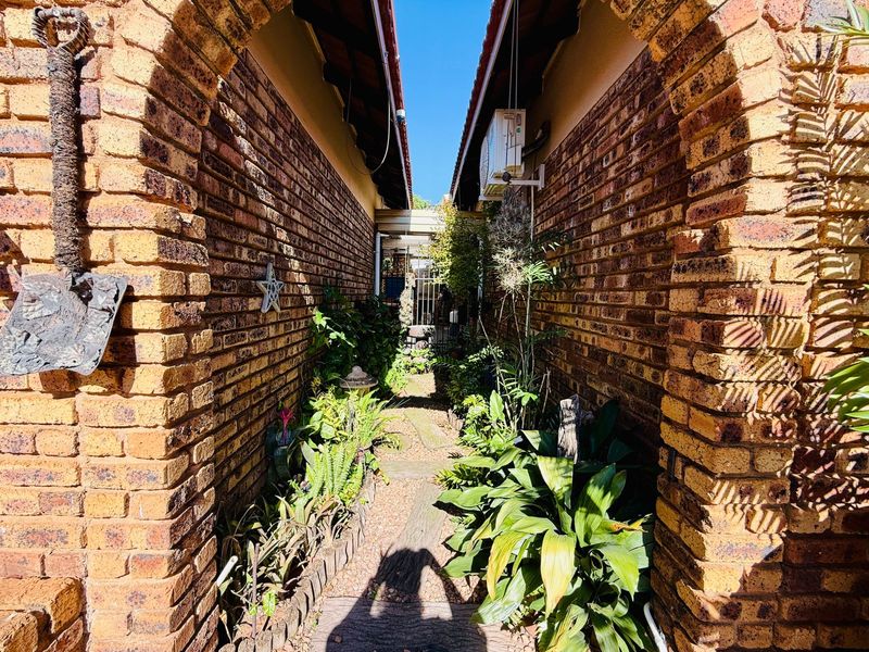 Well-Maintained Family Home with Excellent Extras - Photo 3