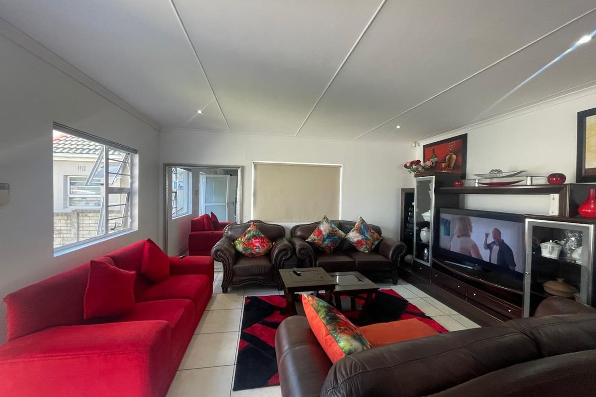 Divine Move-In Ready Townhouse in Sought-After Woodland Mews - Photo 3