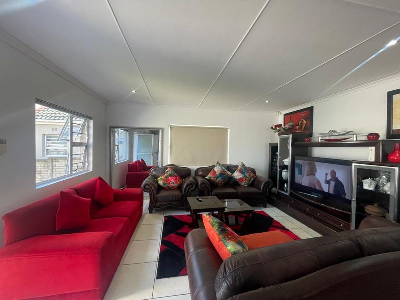 Divine Move-In Ready Townhouse in Sought-After Woodland Mews - Photo 3