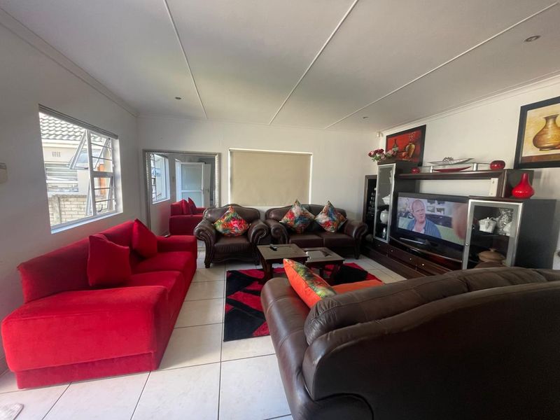 Divine Move-In Ready Townhouse in Sought-After Woodland Mews - Photo 2