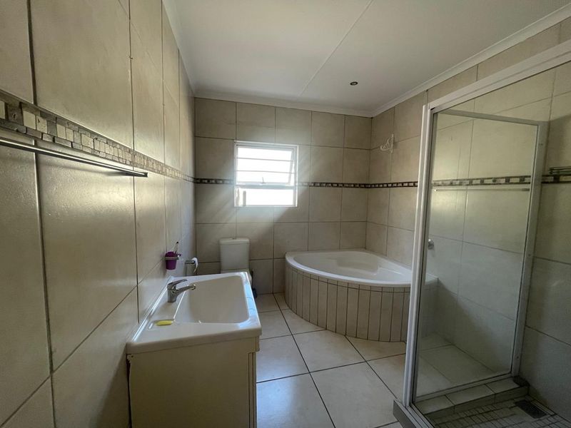 Divine Move-In Ready Townhouse in Sought-After Woodland Mews - Photo 9