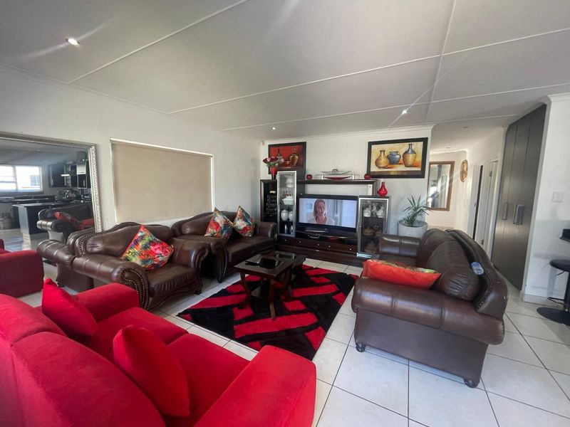 Divine Move-In Ready Townhouse in Sought-After Woodland Mews - Photo 7