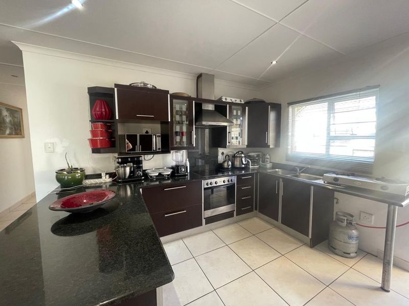 Divine Move-In Ready Townhouse in Sought-After Woodland Mews - Photo 6
