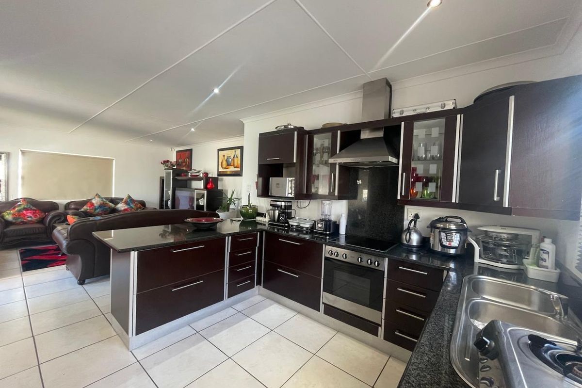 Divine Move-In Ready Townhouse in Sought-After Woodland Mews - Photo 4