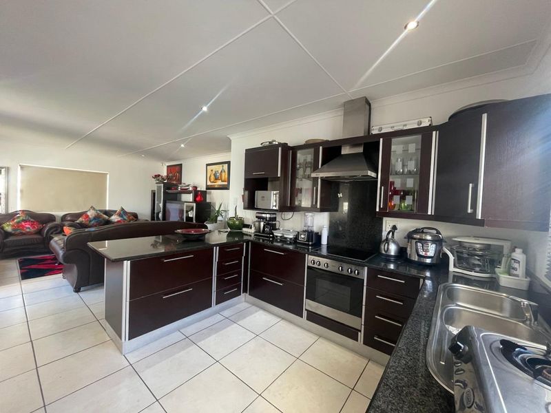 Divine Move-In Ready Townhouse in Sought-After Woodland Mews - Photo 4