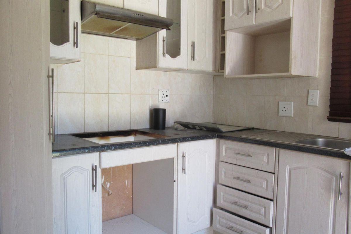 Spacious 3-Bedroom Family Home for Sale in Cosmo City - Photo 4