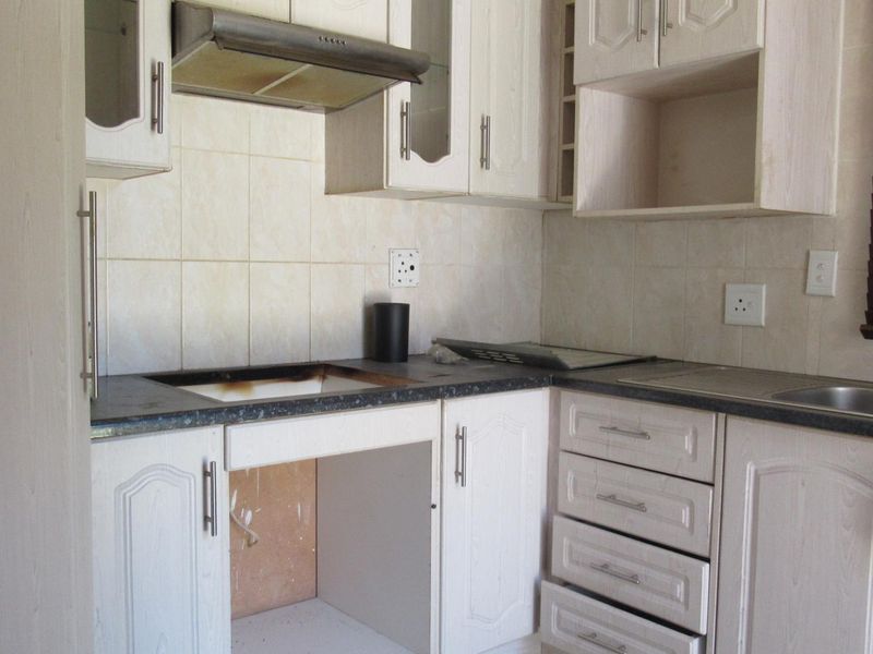 Spacious 3-Bedroom Family Home for Sale in Cosmo City - Photo 4