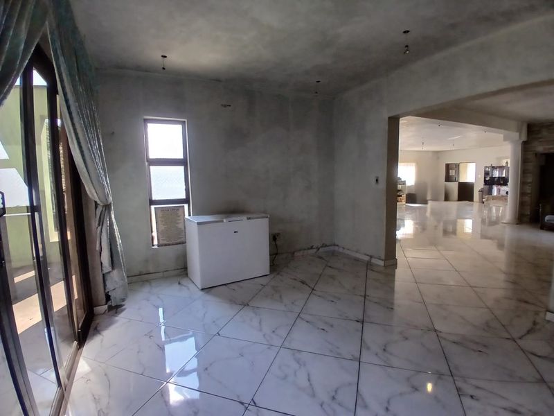 Experience luxury living in this magnificent double-storey home, designed with space and comfort. - Photo 5