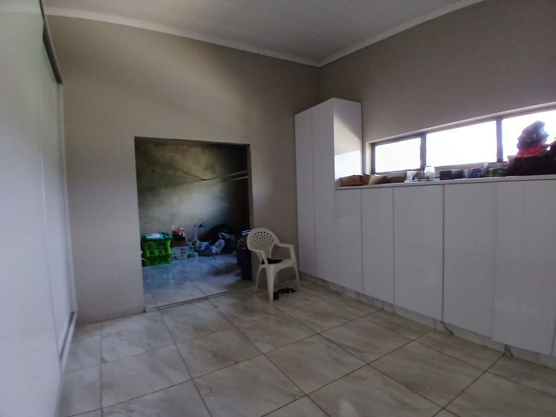 Experience luxury living in this magnificent double-storey home, designed with space and comfort. - Photo 8