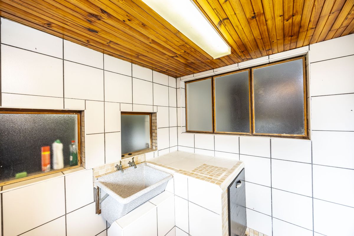 Sunnyridge Stunner | Pool, Double Garage & Spacious Living - Photo 5