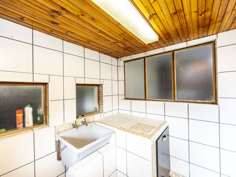 Sunnyridge Stunner | Pool, Double Garage & Spacious Living - Photo 5