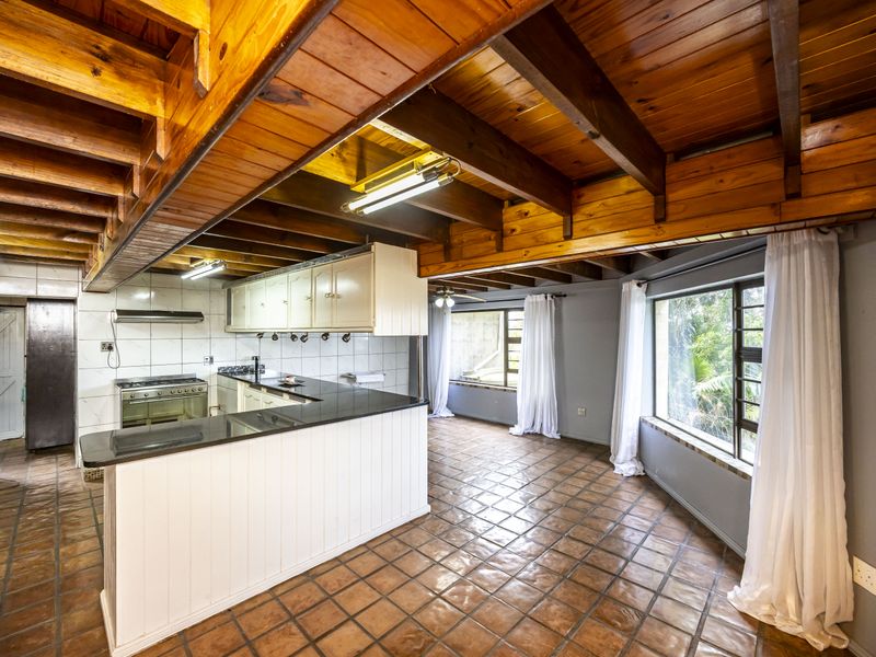 Sunnyridge Stunner | Pool, Double Garage & Spacious Living - Photo 10