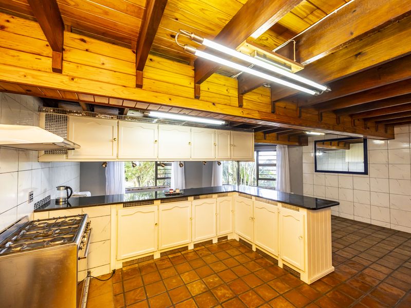 Sunnyridge Stunner | Pool, Double Garage & Spacious Living - Photo 7