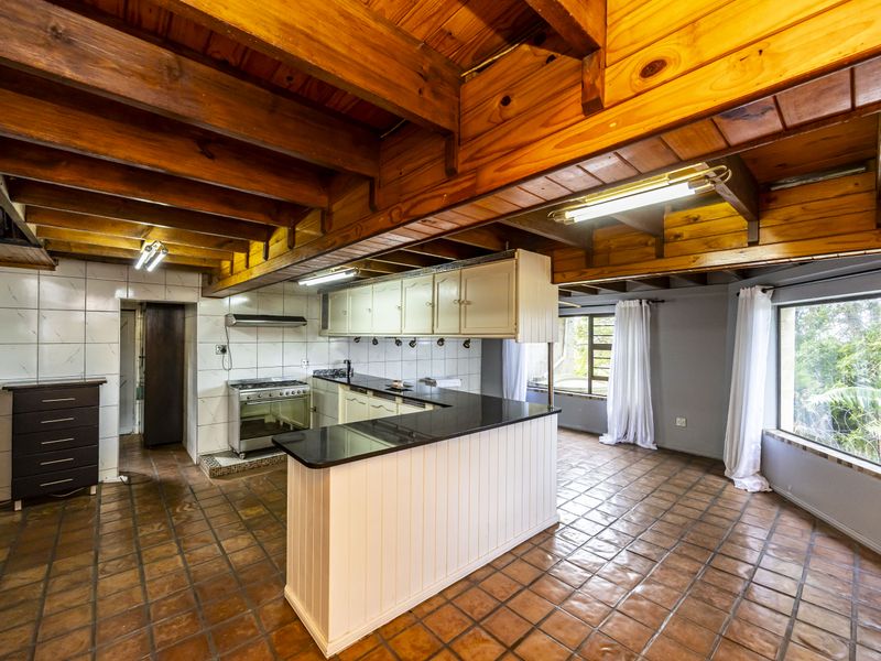 Sunnyridge Stunner | Pool, Double Garage & Spacious Living - Photo 6