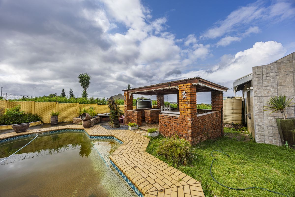 Sunnyridge Stunner | Pool, Double Garage & Spacious Living - Photo 3