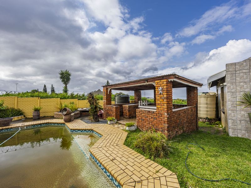 Sunnyridge Stunner | Pool, Double Garage & Spacious Living - Photo 3