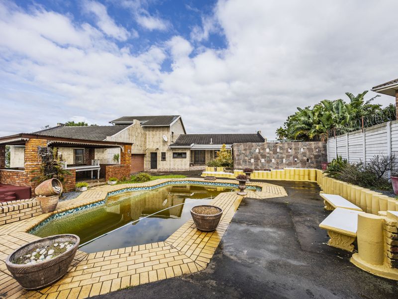 Sunnyridge Stunner | Pool, Double Garage & Spacious Living - Photo 1