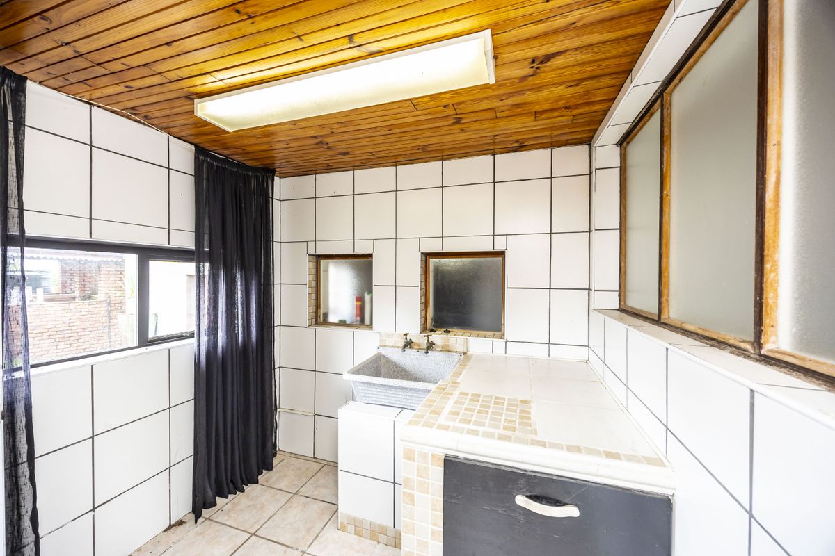 Sunnyridge Stunner | Pool, Double Garage & Spacious Living - Photo 4