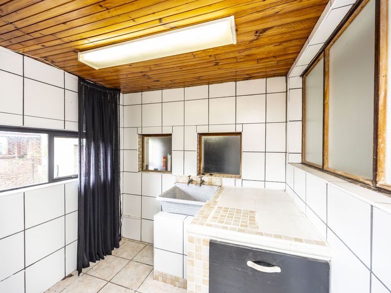 Sunnyridge Stunner | Pool, Double Garage & Spacious Living - Photo 4