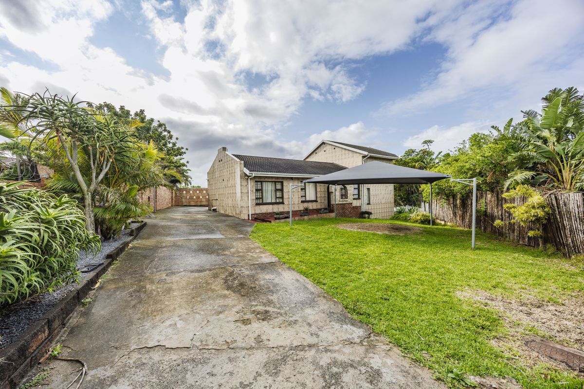 Sunnyridge Stunner | Pool, Double Garage & Spacious Living - Photo 2