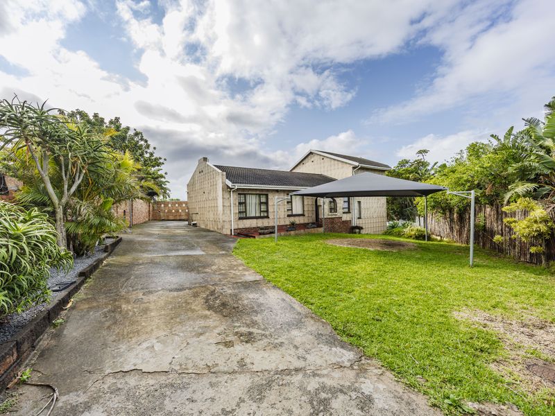 Sunnyridge Stunner | Pool, Double Garage & Spacious Living - Photo 2