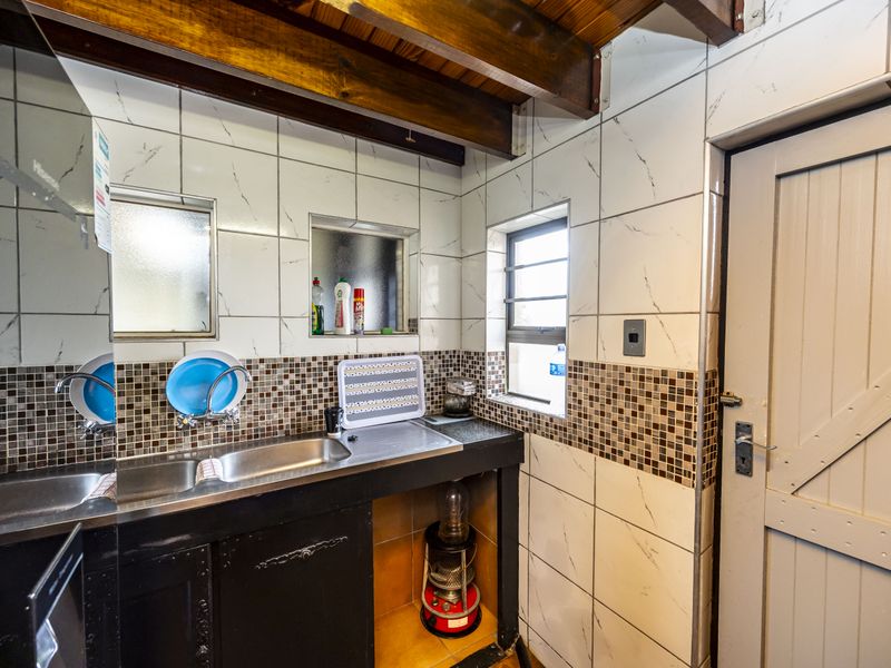 Sunnyridge Stunner | Pool, Double Garage & Spacious Living - Photo 9